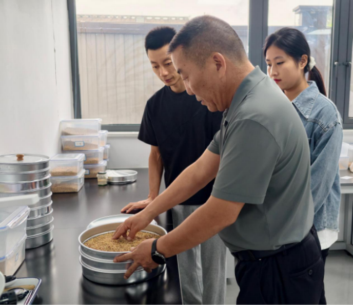 粮仓里的“金牌教练”——记全国粮食行业技能人才培育突出贡献者蒋天科1215.png
